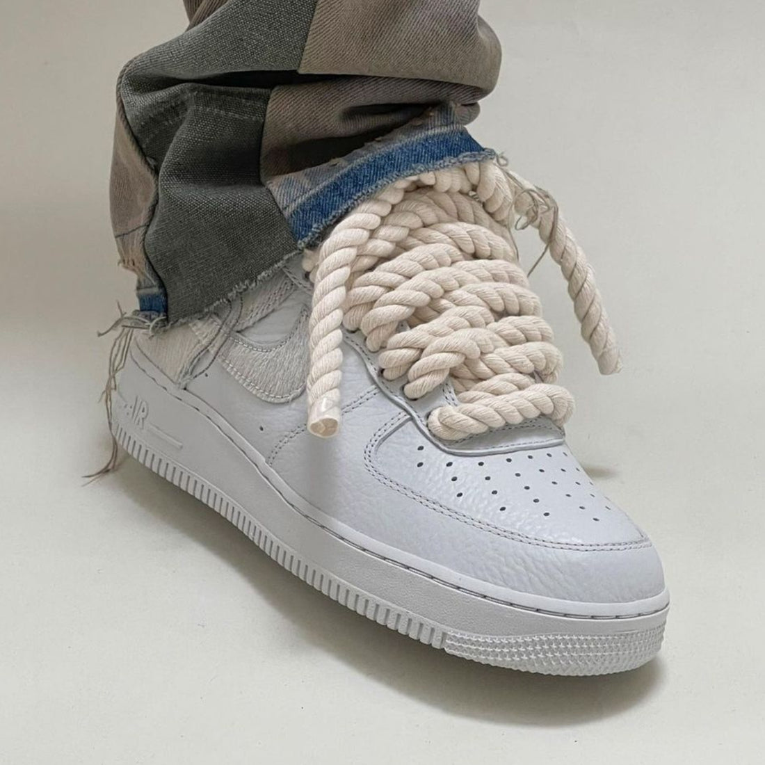 Nike Air Force 1 Low wit met beige rope laces custom side view