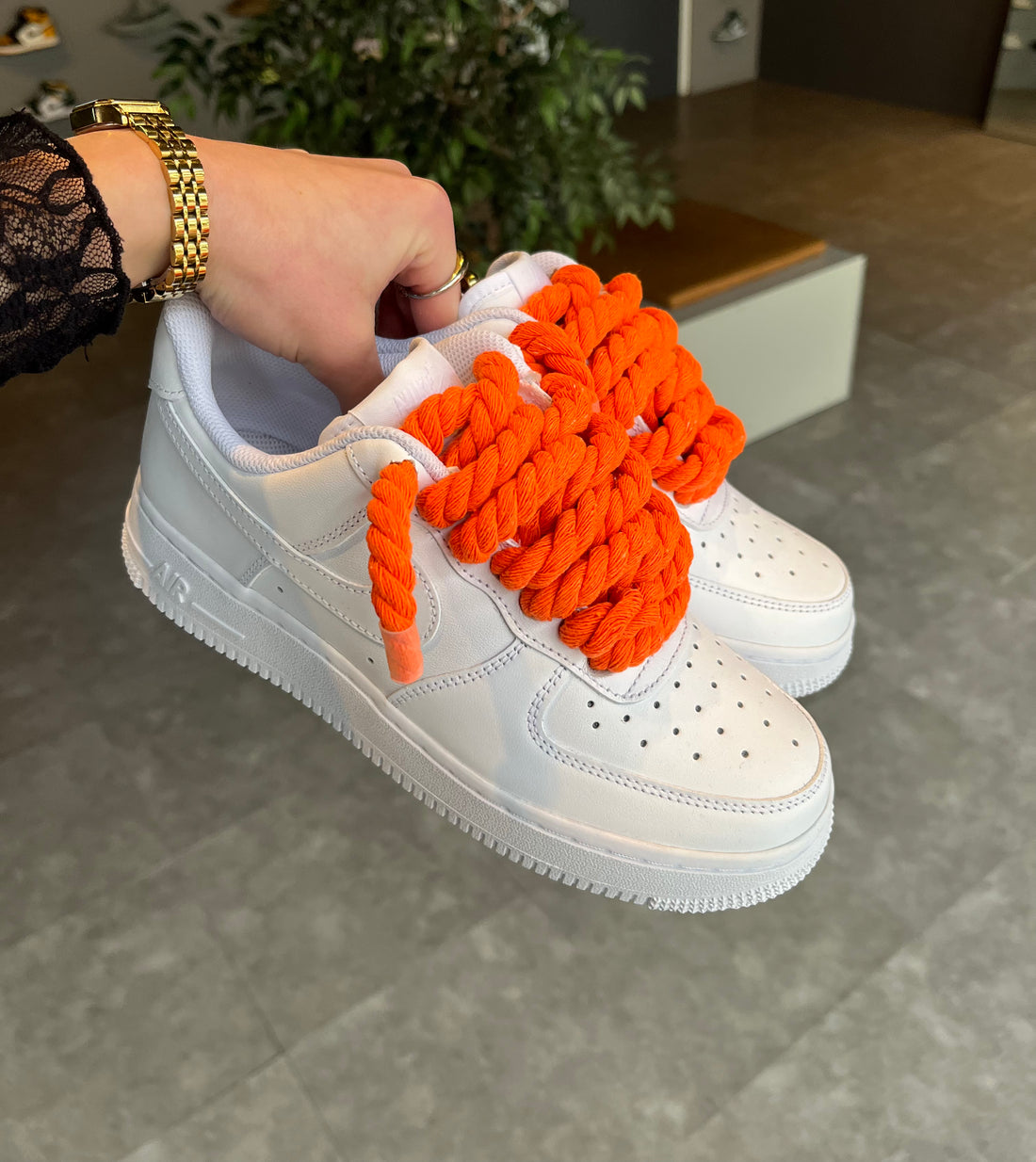 Nike Air Force 1 Low wit met oranje rope laces custom side view