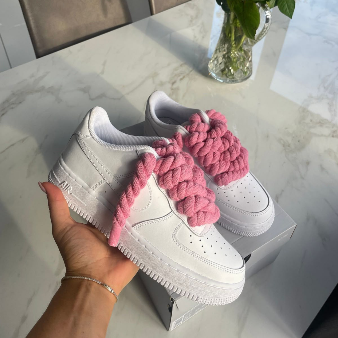 Nike Air Force 1 Low wit met roze rope laces custom side view