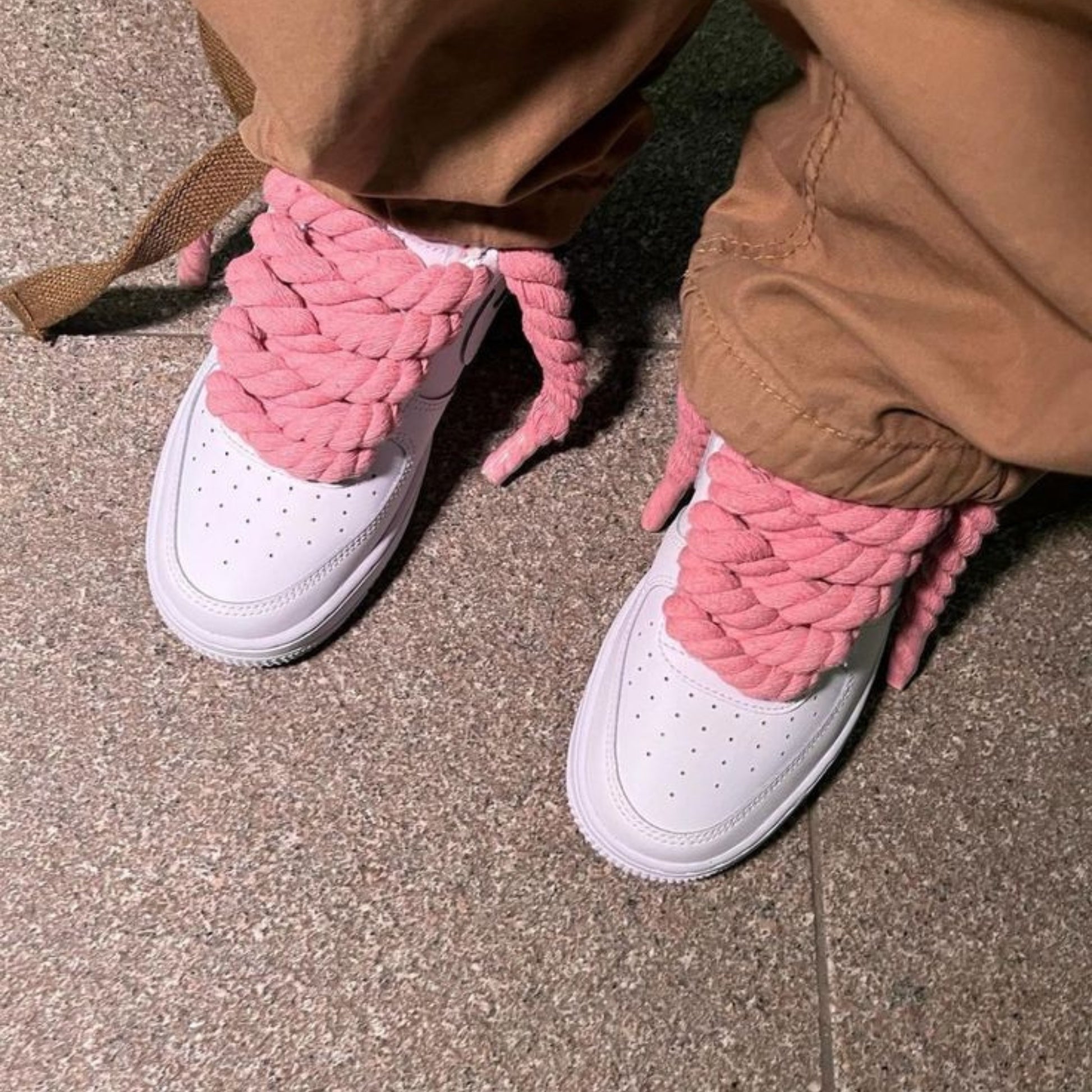 Nike Air Force 1 Low wit met roze rope laces custom gedragen on foot