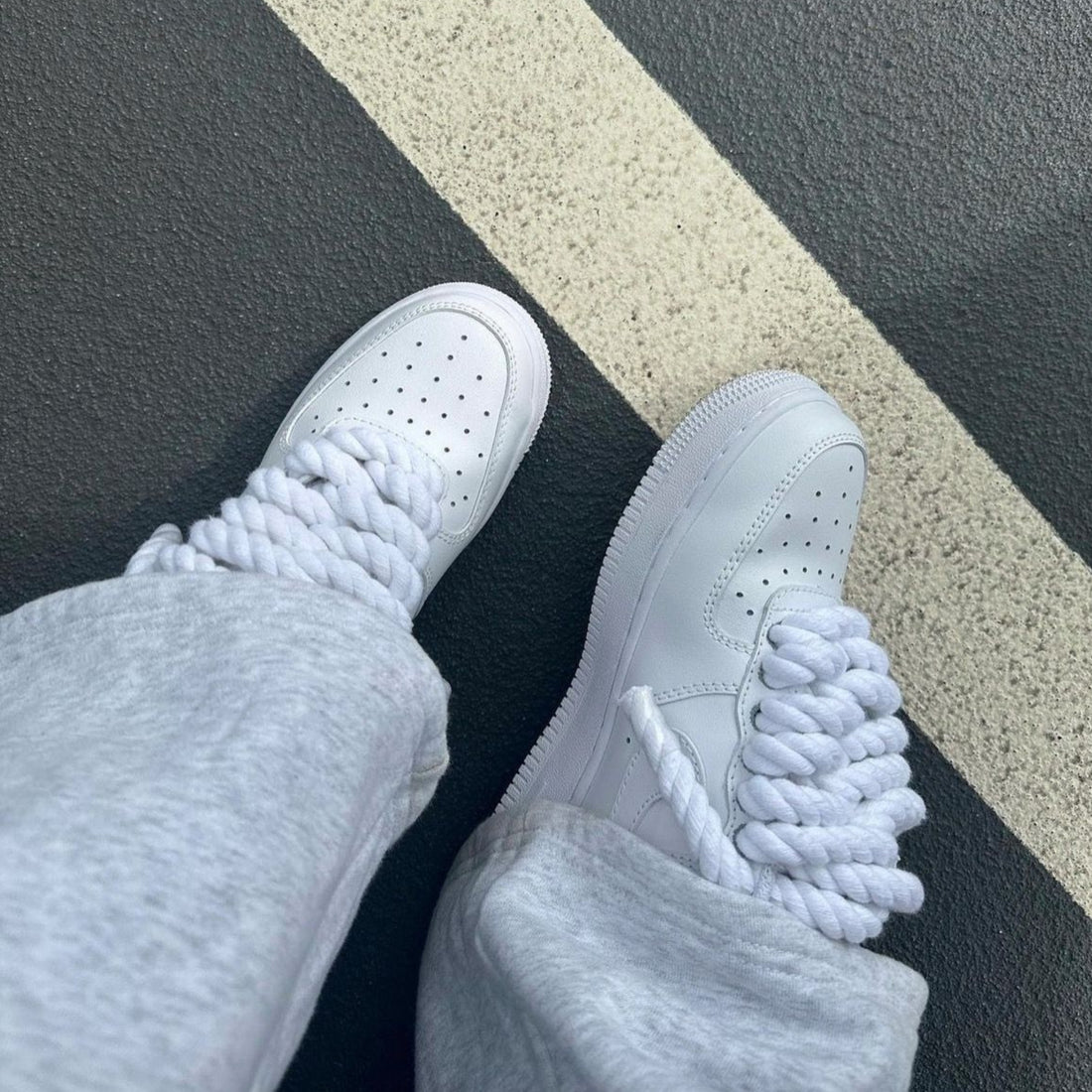 Nike Air Force 1 Low wit met witte rope laces custom side view