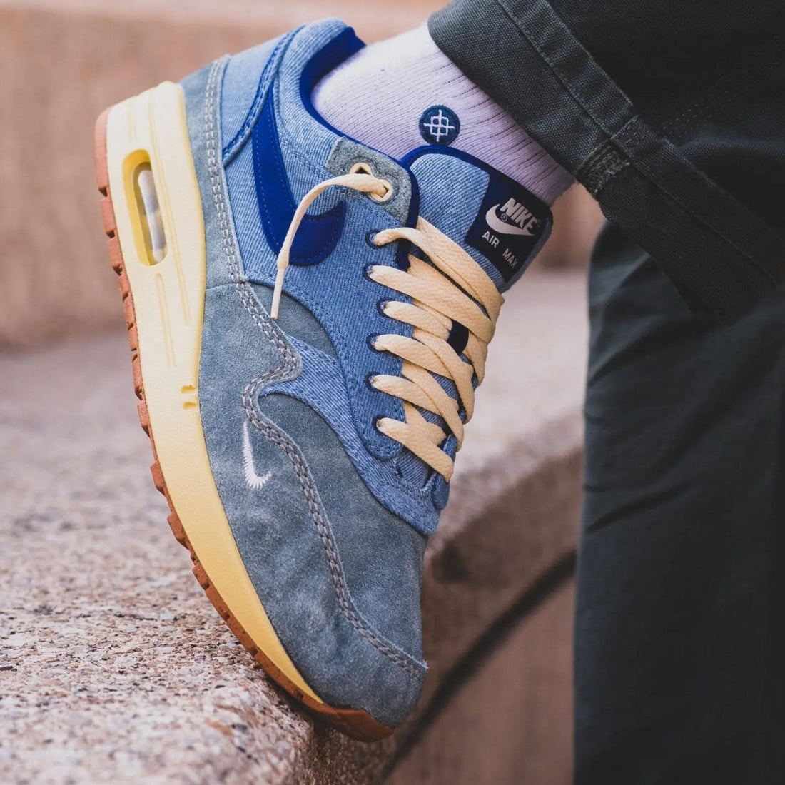 Nike Air Max 1 PRM Dirty Denim - premium sneaker met vintage denim en suède afwerking, verkrijgbaar bij KeepItSneaker met gratis verzending in Nederland, België en Duitsland.