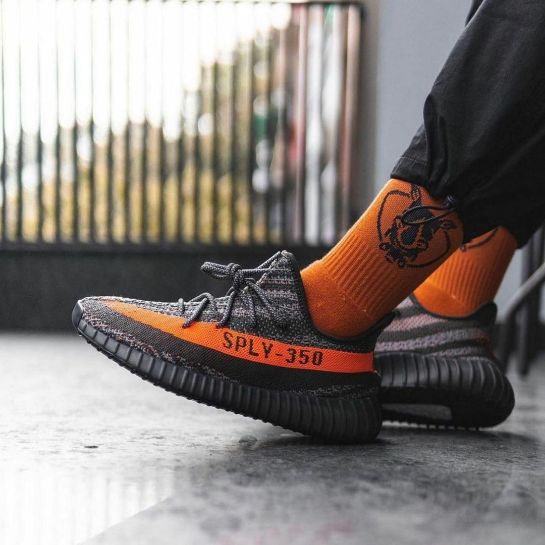 Yeezy Boost 350 V2 Carbon Beluga - premium sneaker met grijstinten, oranje accenten en Boost-demping, verkrijgbaar bij KeepItSneaker.
