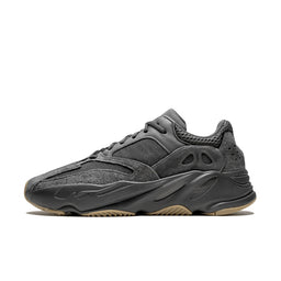 Yeezy Boost 700 V1 Utility Black - zwarte premium sneaker met Boost-demping en robuuste zool, verkrijgbaar bij KeepItSneaker met gratis verzending in Nederland, België en Duitsland.